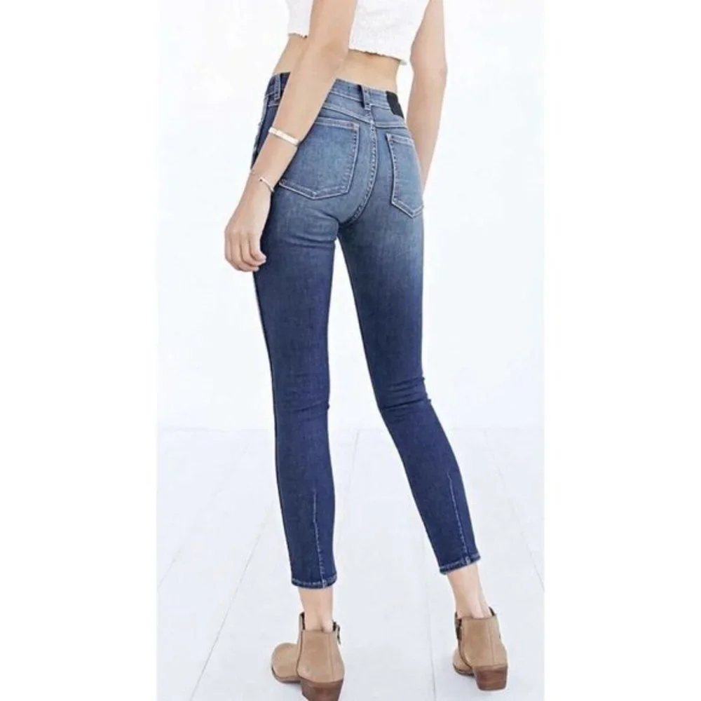 NWT Neuw Mid Rise Skinny Berlin Blue Jean Women’s Size 25” Faded Slight Distress